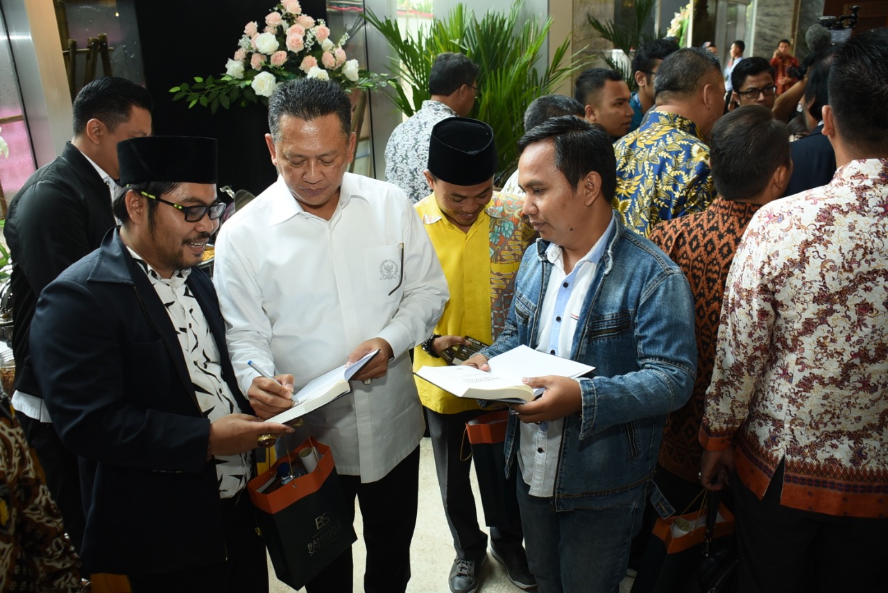 Ketua DPR RI Luncurkan Buku Biografinya ‘Dari Wartawan ke Senayan’