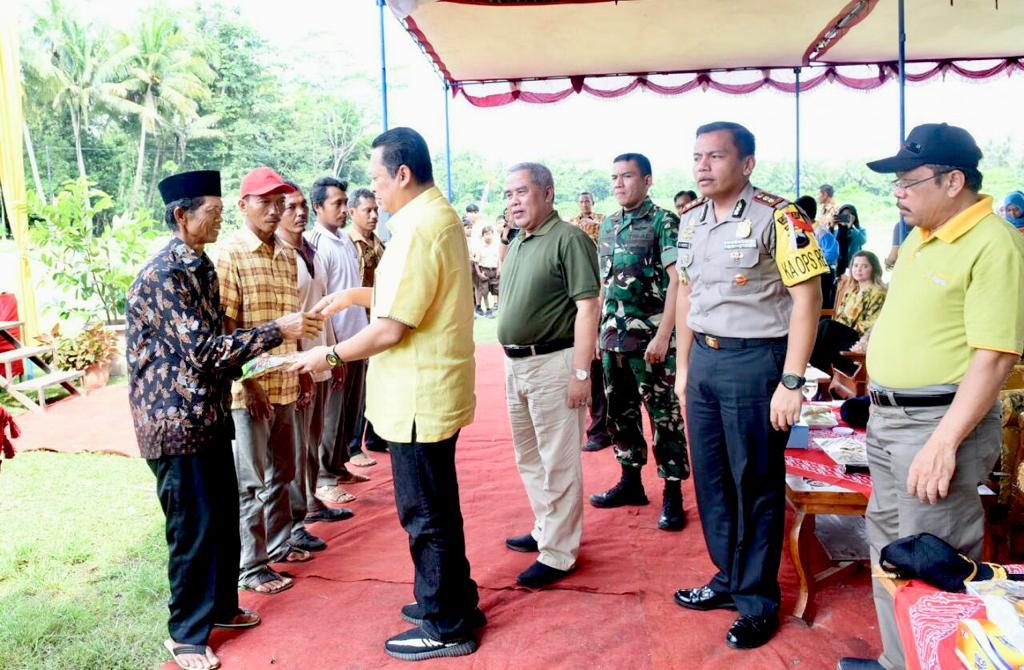 Ketua DPR Serahkan Bantuan Benih Jagung Untuk 50 Kelompok Tani di Kebumen