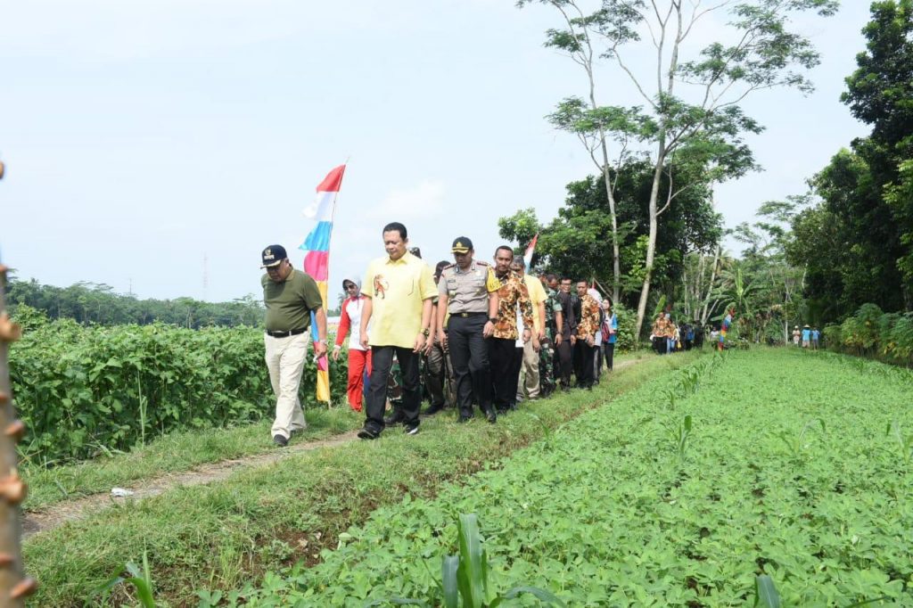 Ketua DPR Serahkan Bantuan Benih Jagung Untuk 50 Kelompok Tani di Kebumen