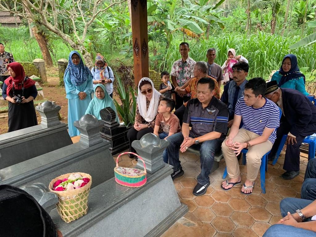 Bamsoet Ziarah ke Makam Ayahanda