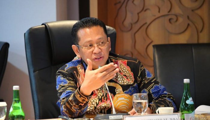 Ketua MPR RI Bambang Soesatyo mengenakan batik biru