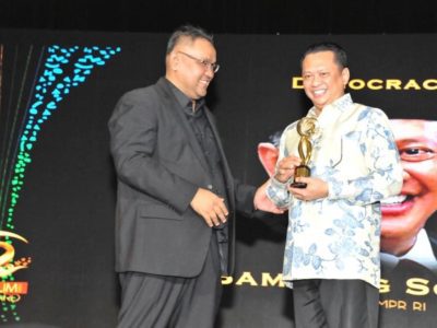 Bamsoet Raih Penghargaan Democracy Award 3