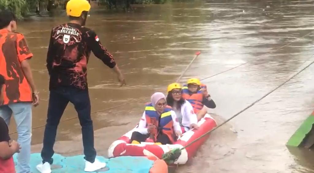 Bamsoet Berikan Bantuan Perahu Karet Guna Mengevakuasi Korban Banjir