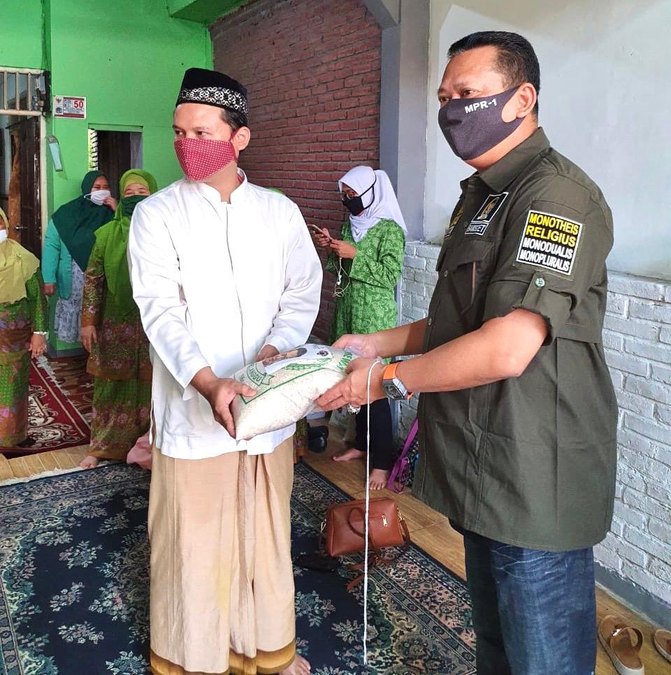 Bamsoet beri bantuan guru ngaji