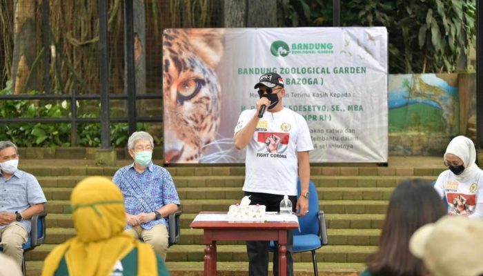 Bamsoet Bantu Sembako dan Makanan Satwa ke Bandung Zoological Garden