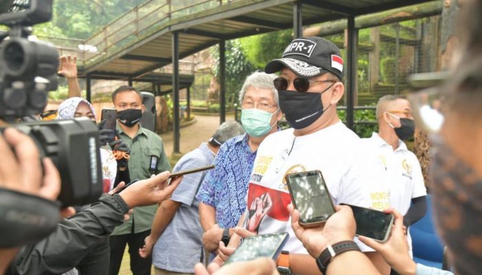 Bamsoet Bantu Sembako dan Makanan Satwa ke Bandung Zoological Garden