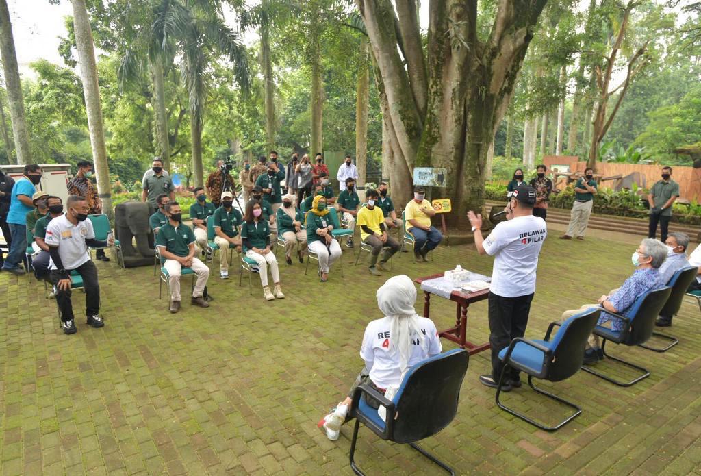 Bamsoet Bantu Sembako dan Makanan Satwa ke Bandung Zoological Garden