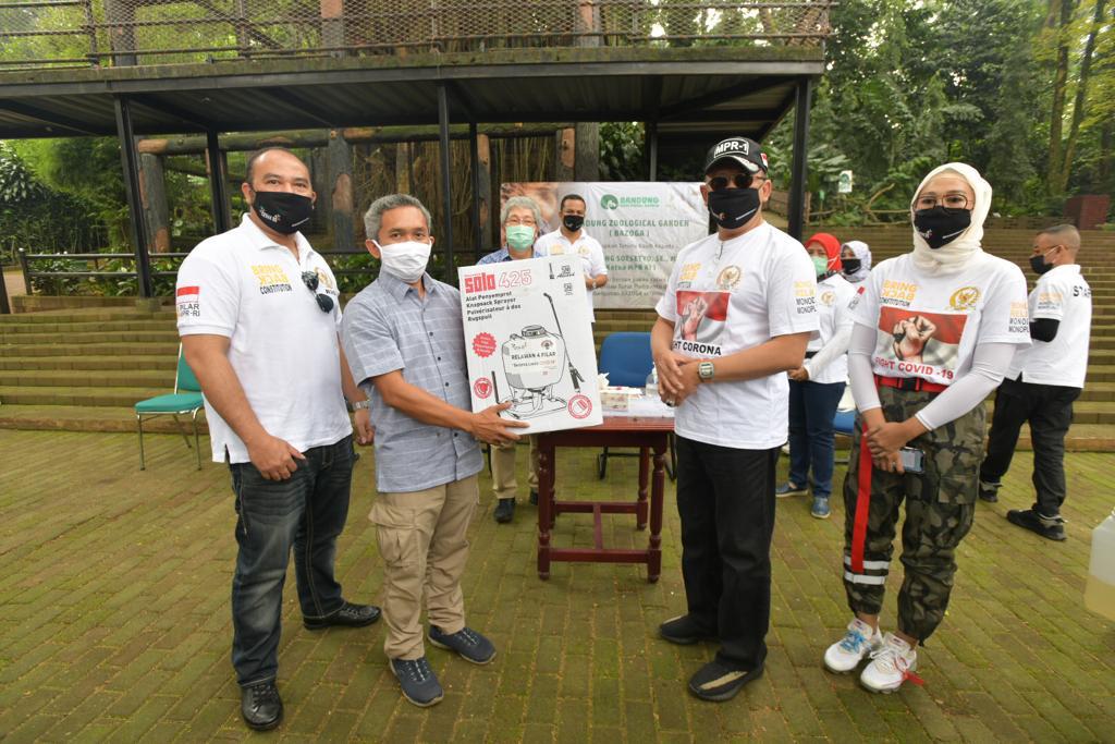 Bamsoet Bantu Sembako dan Makanan Satwa ke Bandung Zoological Garden