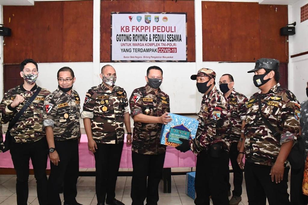 Bamsoet Beri Bantuan ke Keluarga Besar TNI-Polri