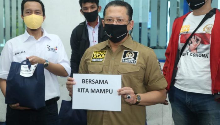 Bamsoet Berikan Bantuan Kepada Supir Taksi dan Minta Pemerintah Bantu Potongan Harga BBM