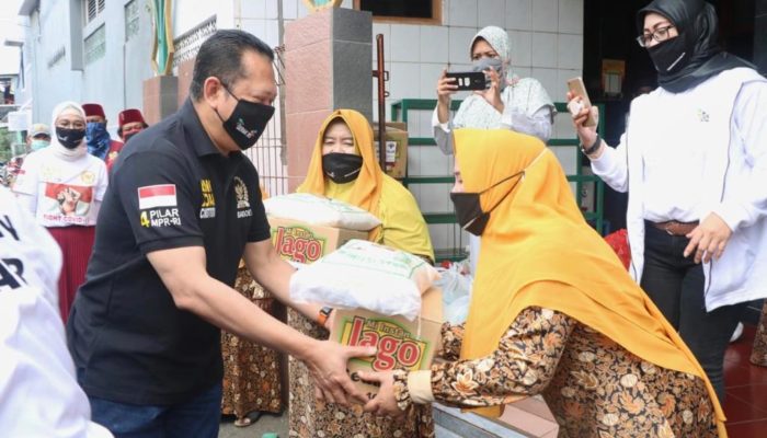 Bamsoet Berikan Bantuan Kepada Ustadzah dan Anak Yatim