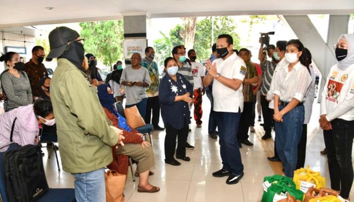 Bamsoet Berikan Bantuan Sembako ke Seniman di Taman Ismail Marzuki