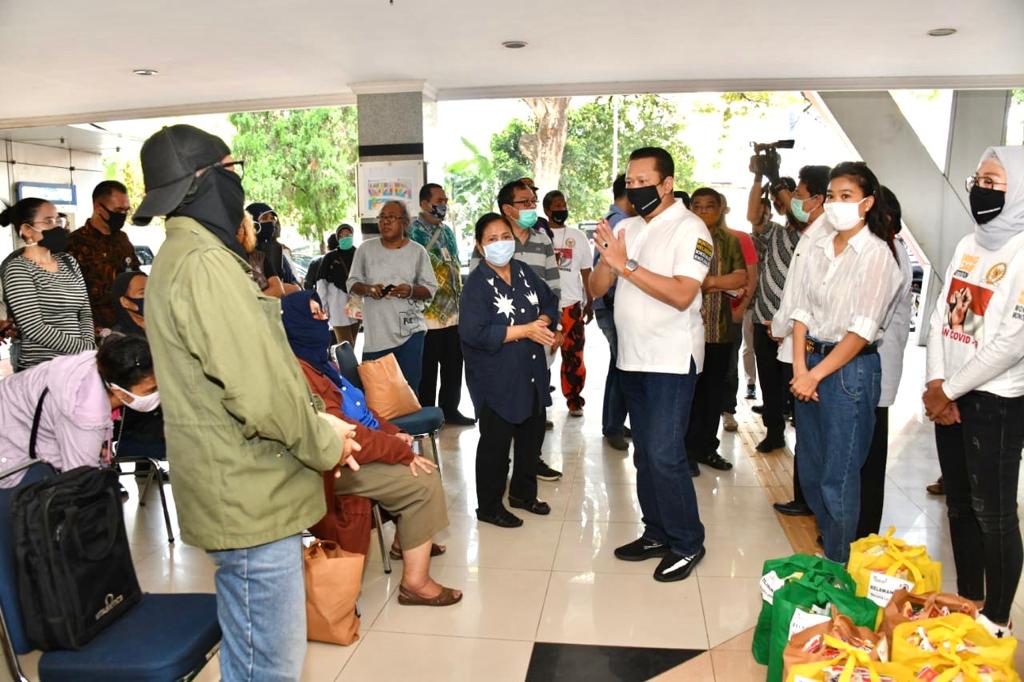 Bamsoet Berikan Bantuan Sembako ke Seniman di Taman Ismail Marzuki