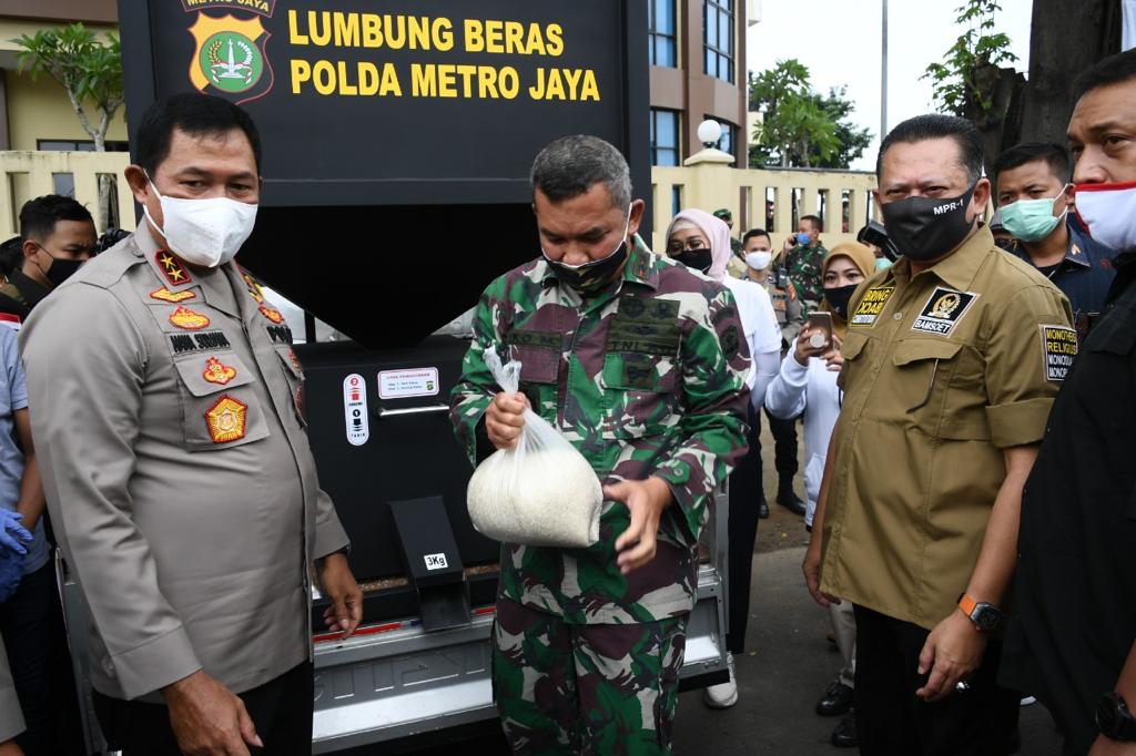 Bamsoet Bersama Kapolda metro Jaya dan Pangdam Jaya Berikan Bantuan Melalui Polres Jakarta Pusat