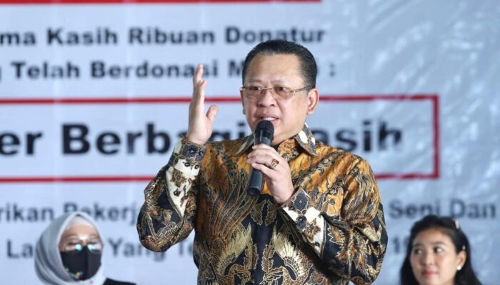 Bamsoet Serahkan Bantuan Ratusan Paket Sembako kepada Komunitas Seniman dan Jurnalis di TVRI