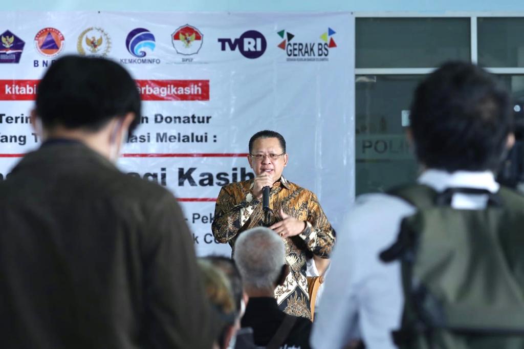 Bamsoet Serahkan Bantuan Ratusan Paket Sembako kepada Komunitas Seniman dan Jurnalis di TVRI