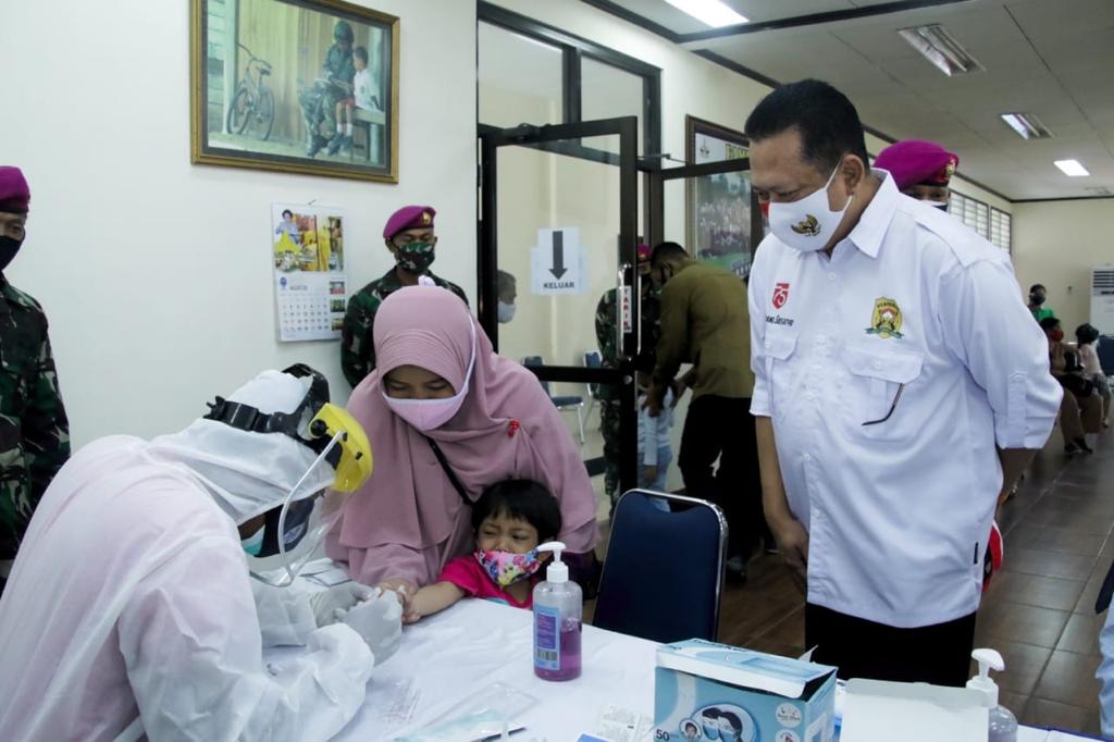 Bamsoet Bantu Ratusan Alat Rapid Test kepada Keluarga Besar Denjaka TNI AL