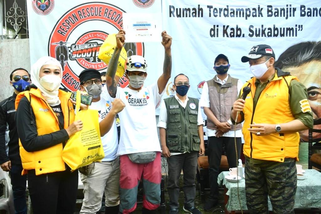 Bamsoet Berikan Bantuan Kepada Korban Banjir Bandang Sukabumi