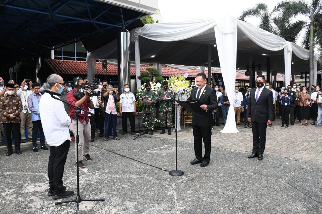 Ketua MPR RI Bambang Soesatyo menjadi inspektur upacara, memimpin serah terima jenazah tokoh pers nasional Jakob Oetama. Penyerahan jenazah Jakob Oetama