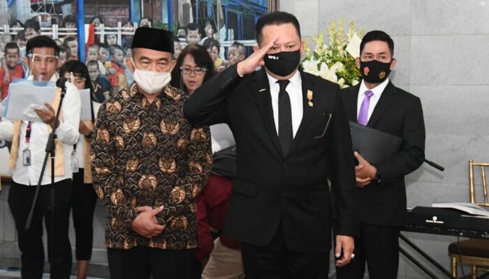 Ketua MPR RI Bambang Soesatyo menjadi inspektur upacara, memimpin serah terima jenazah tokoh pers nasional Jakob Oetama. Penyerahan jenazah Jakob Oetama