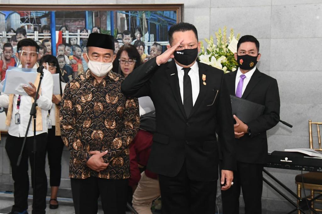 Ketua MPR RI Bambang Soesatyo menjadi inspektur upacara, memimpin serah terima jenazah tokoh pers nasional Jakob Oetama. Penyerahan jenazah Jakob Oetama