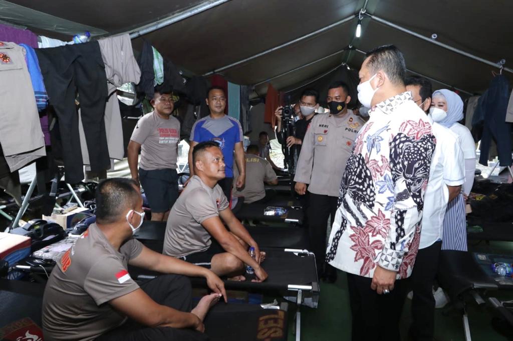 Temui Pasukan BKO Pengamanan Parlemen, Bamsoet Berikan Bantuan Makanan bagi Personil Brimob di Komplek MPR/DPR/DPD RI